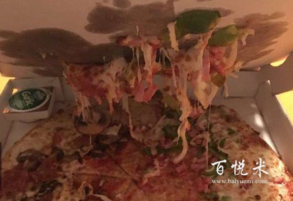 披薩上的小桌子是做什么的呢？它可不是用來固定披薩的